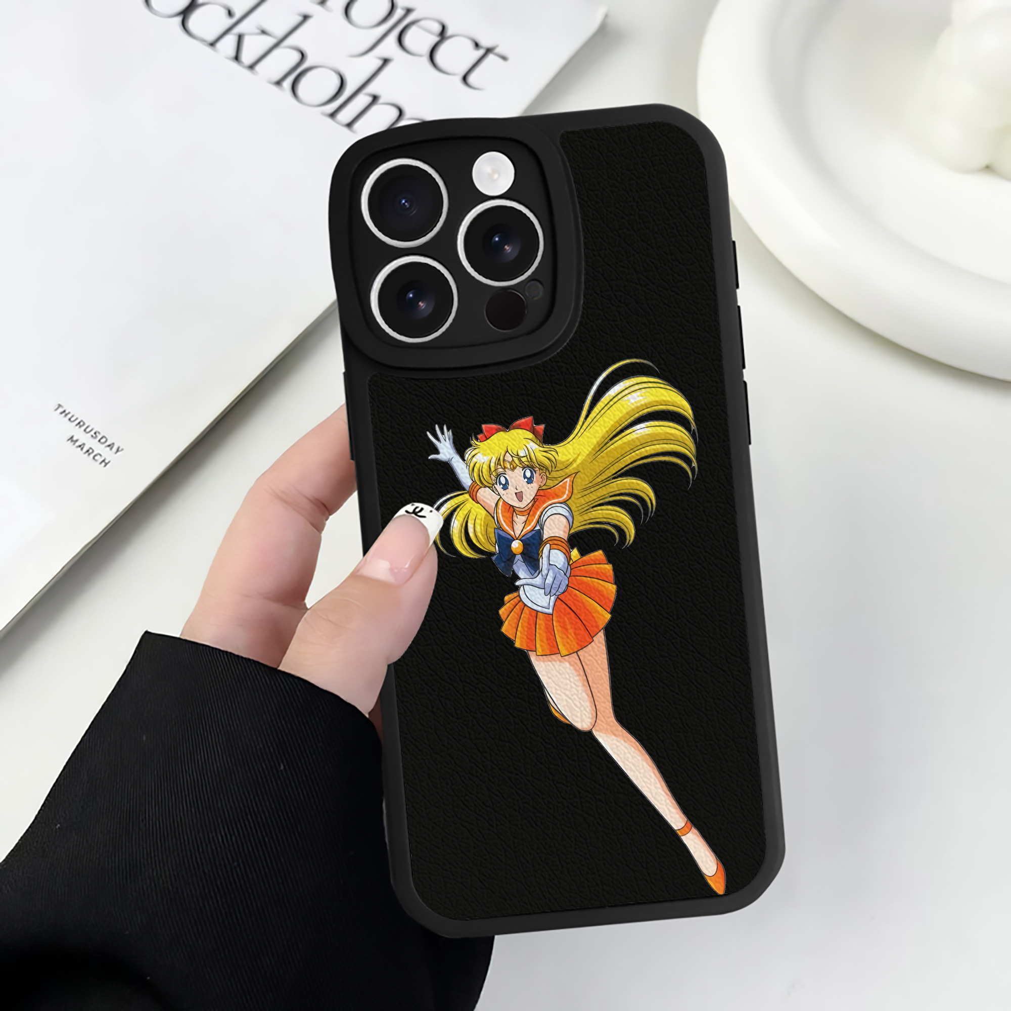 （画像用） 美少女戦士セーラームーン 愛野 美奈子 あいの みなこ Sailor Moon Aino Minako 【iPhone 16シリーズ対応】シリコンスマホケース（レザー調） 材質：シリコン
